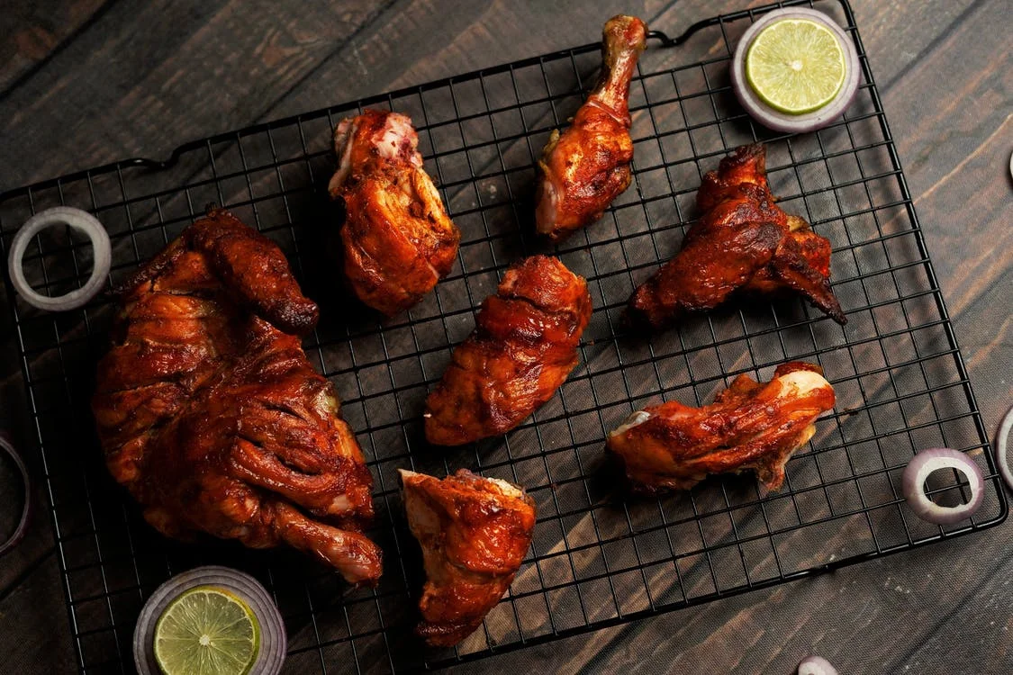 Spiced grilled chicken pieces served with fresh lime and onion